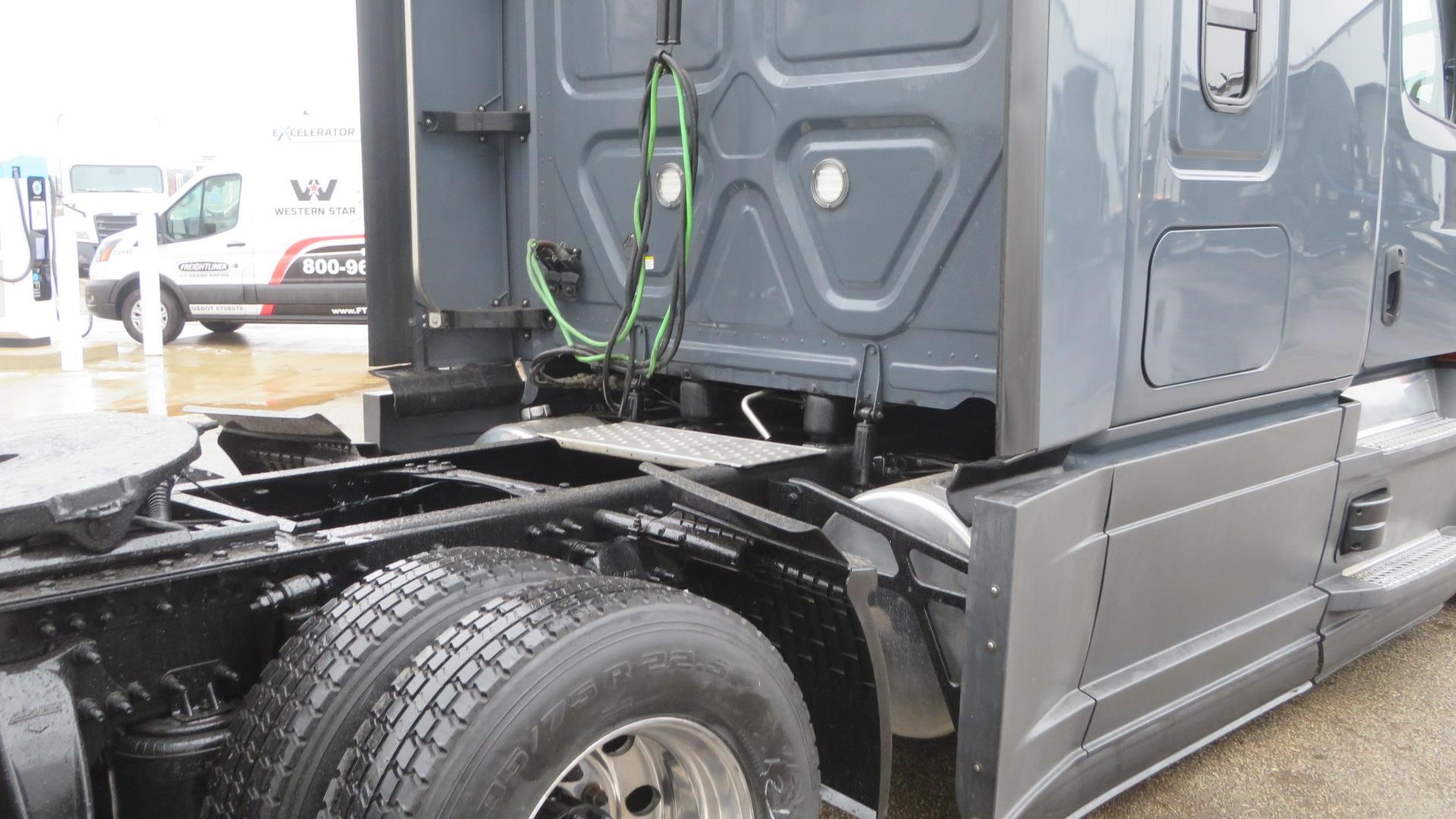 2022 Freightliner Cascadia in MI — photo 5