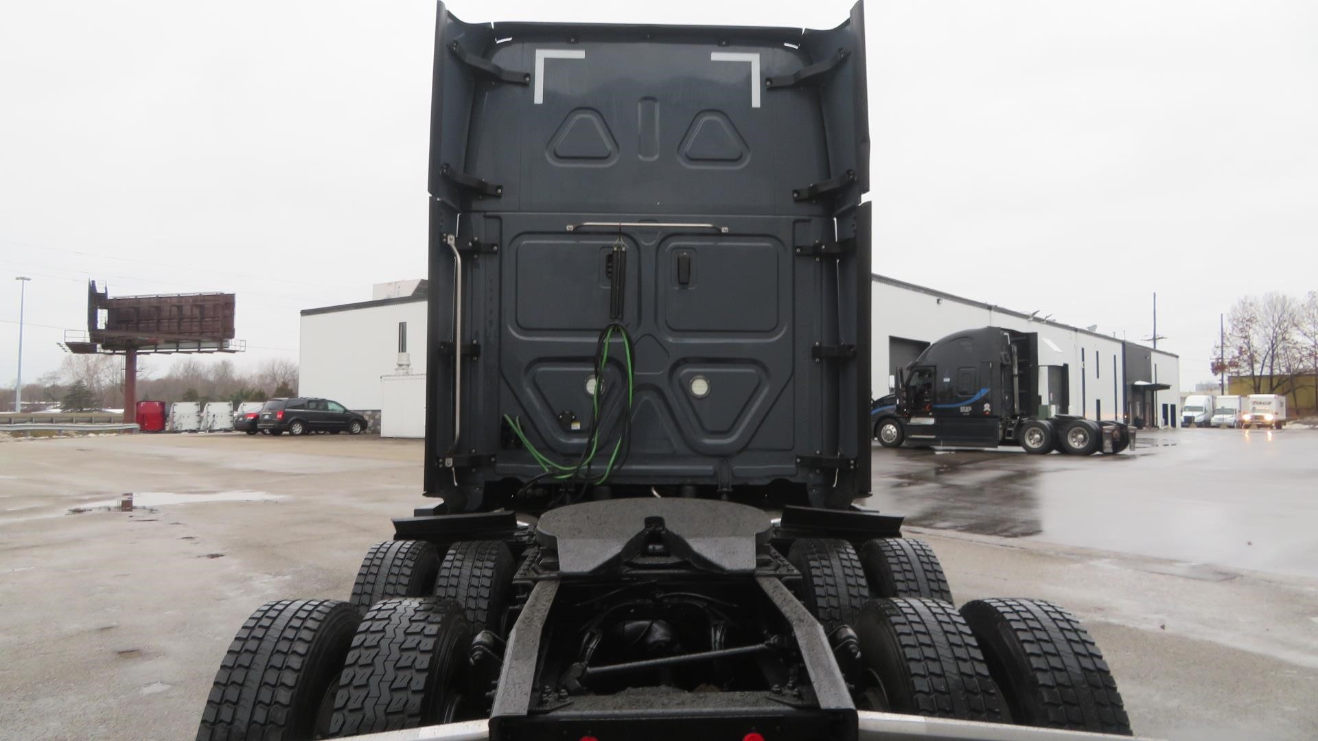2022 Freightliner Cascadia in MI — photo 6