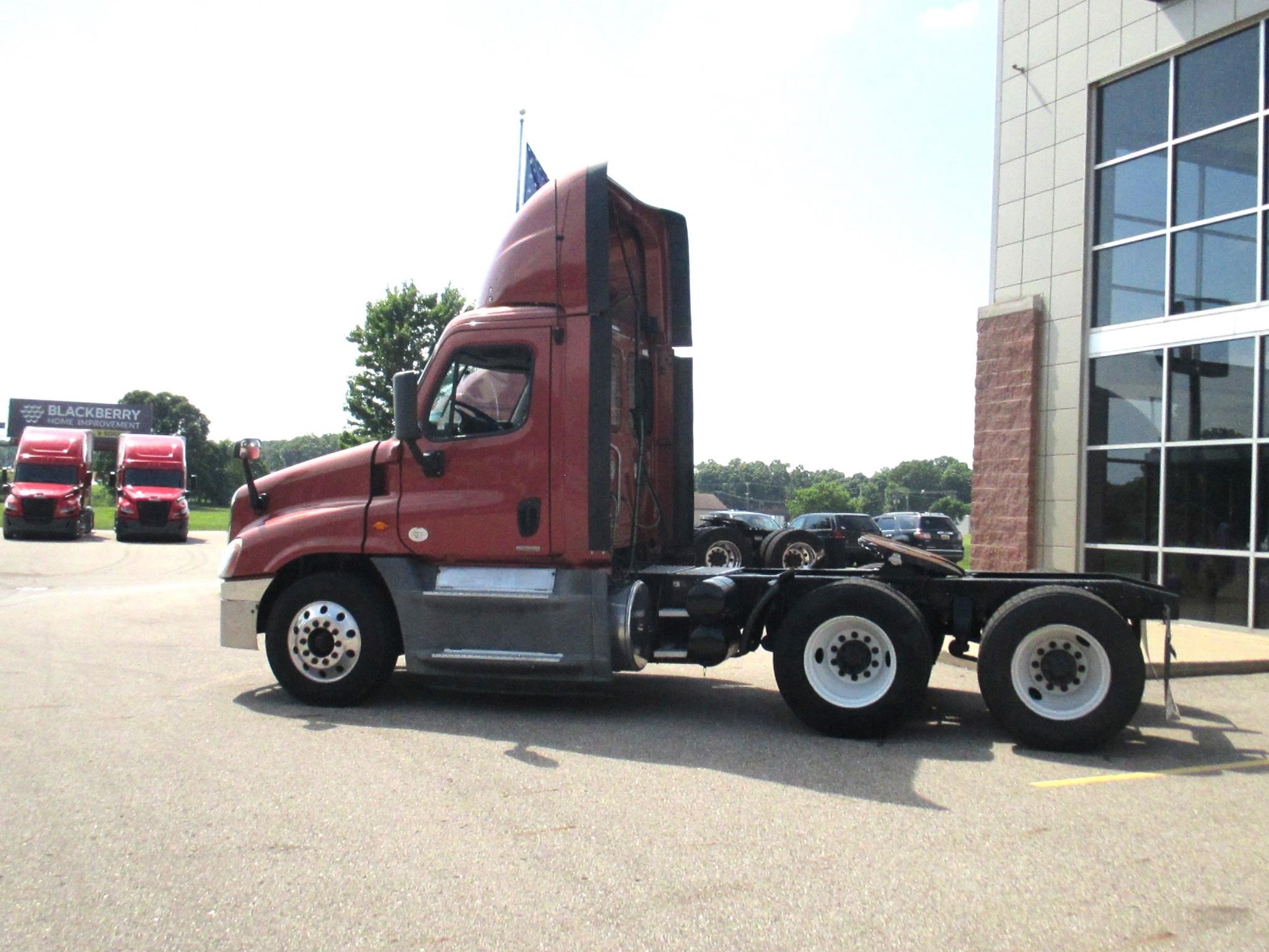 2016 Freightliner Cascadia in MI — photo 2