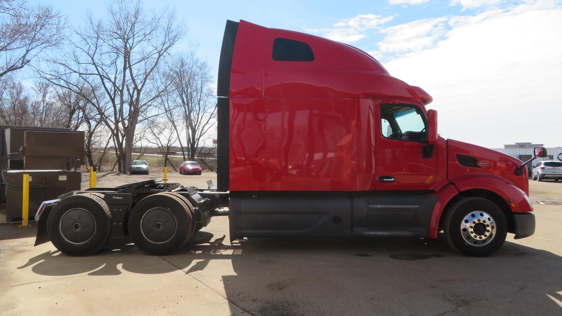 2022 Peterbilt 579 in MI — photo 3
