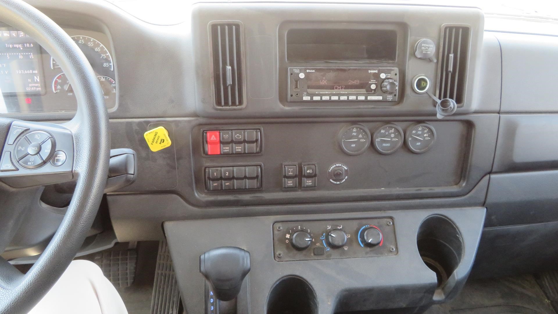 2025 Freightliner eM2 — photo 5