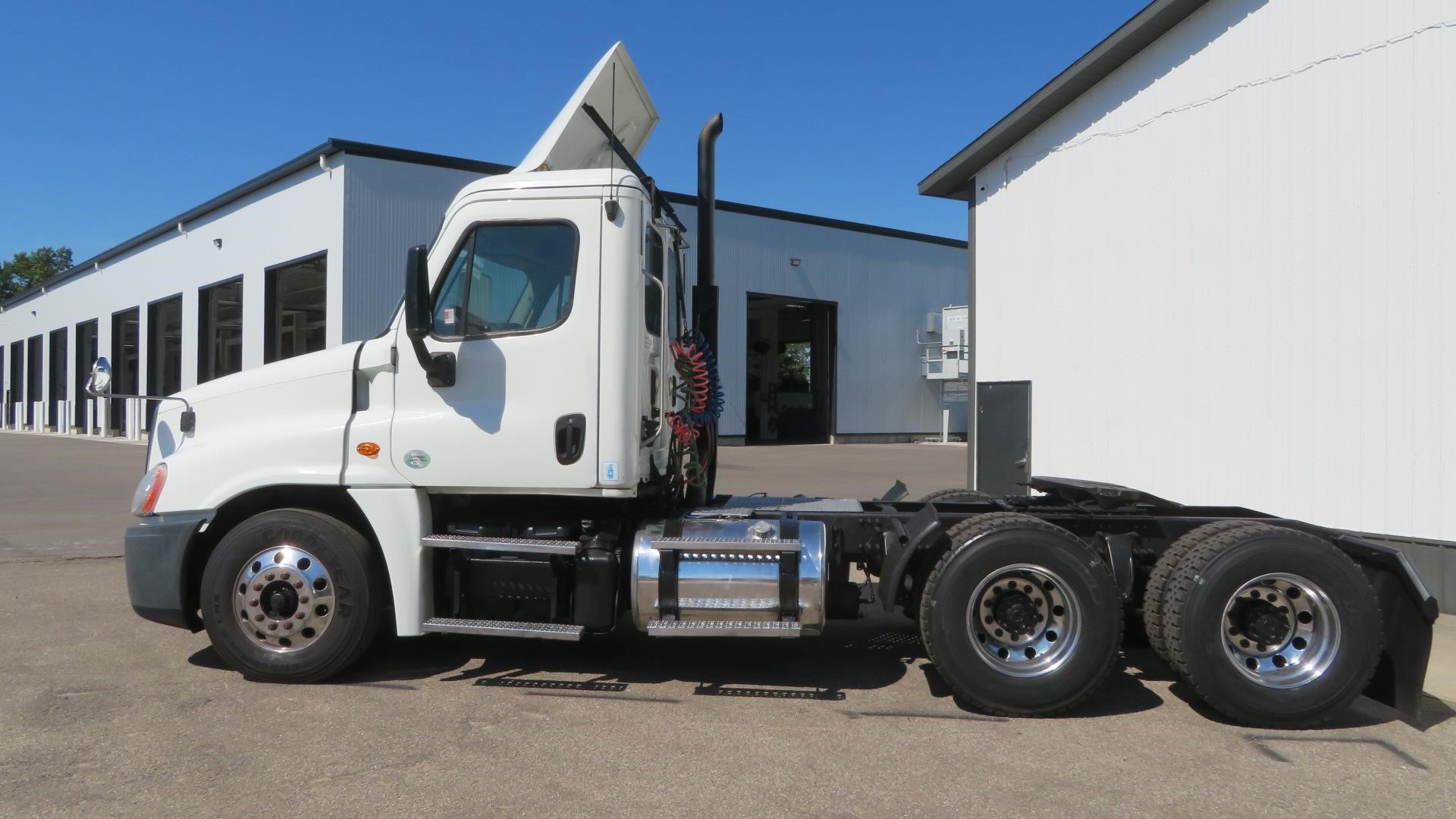2016 Freightliner Cascadia — photo 8