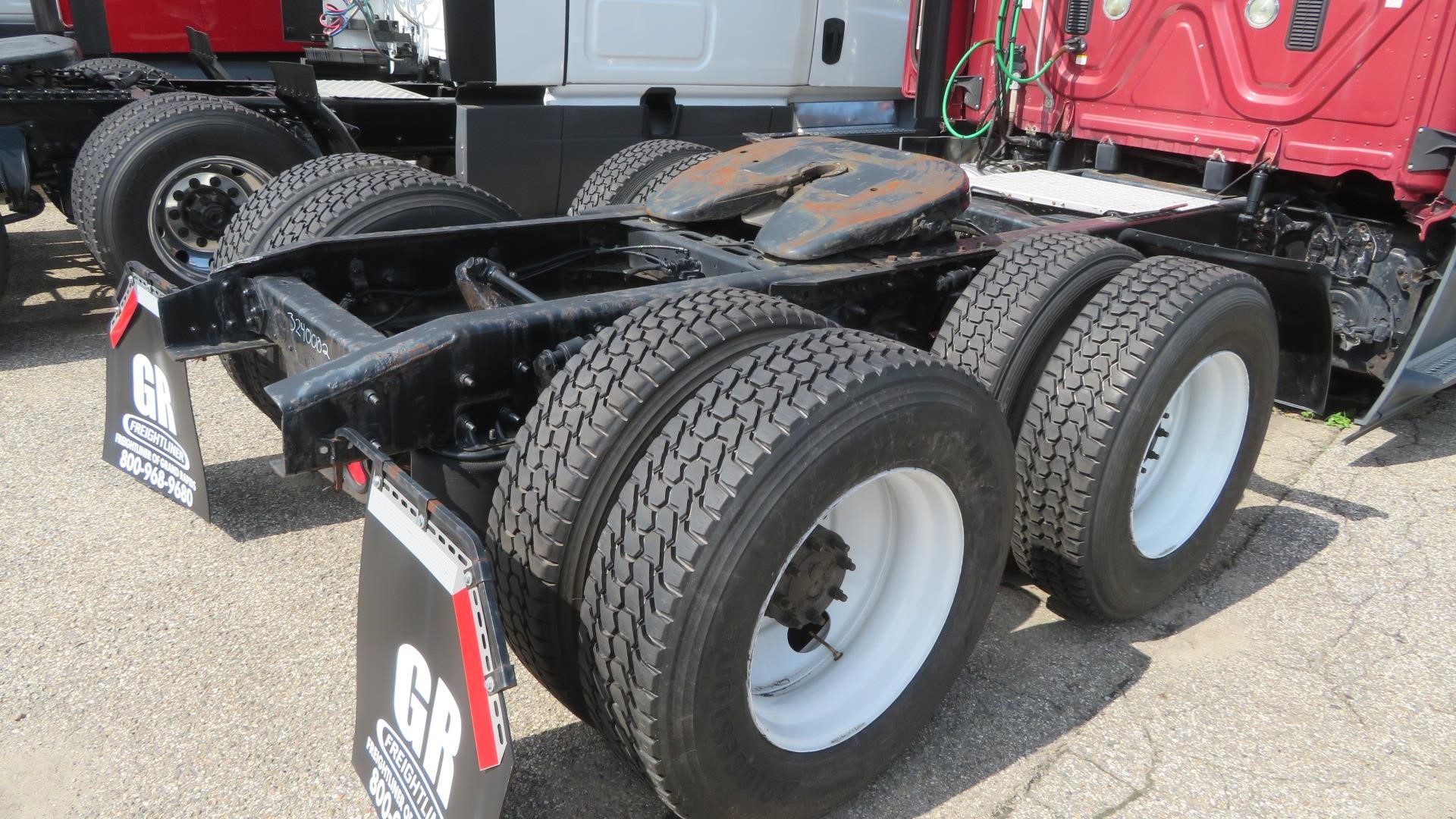 2015 Freightliner Cascadia in MI — photo 6