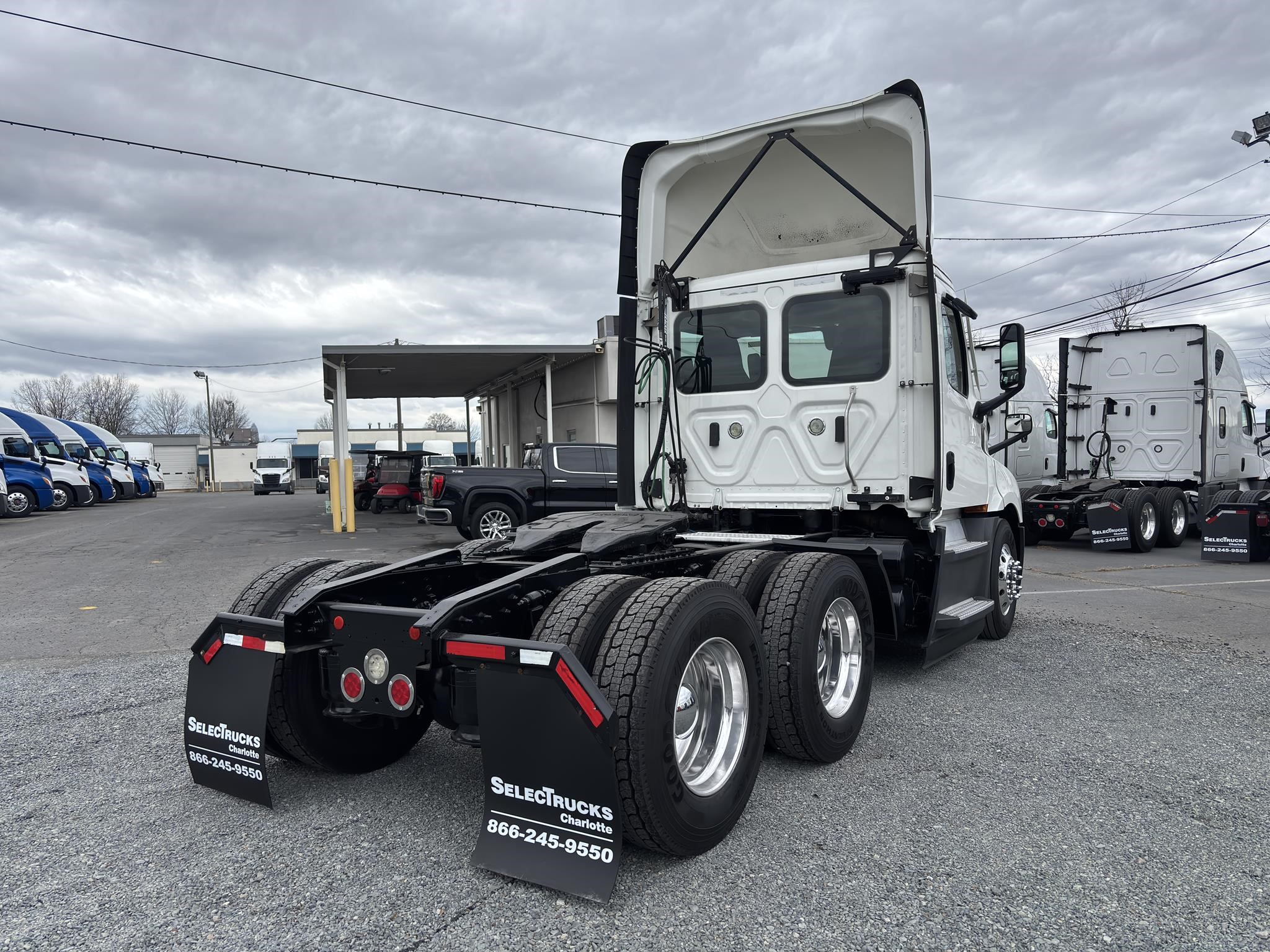 2021 Freightliner Cascadia in Charlotte, NC — photo 6