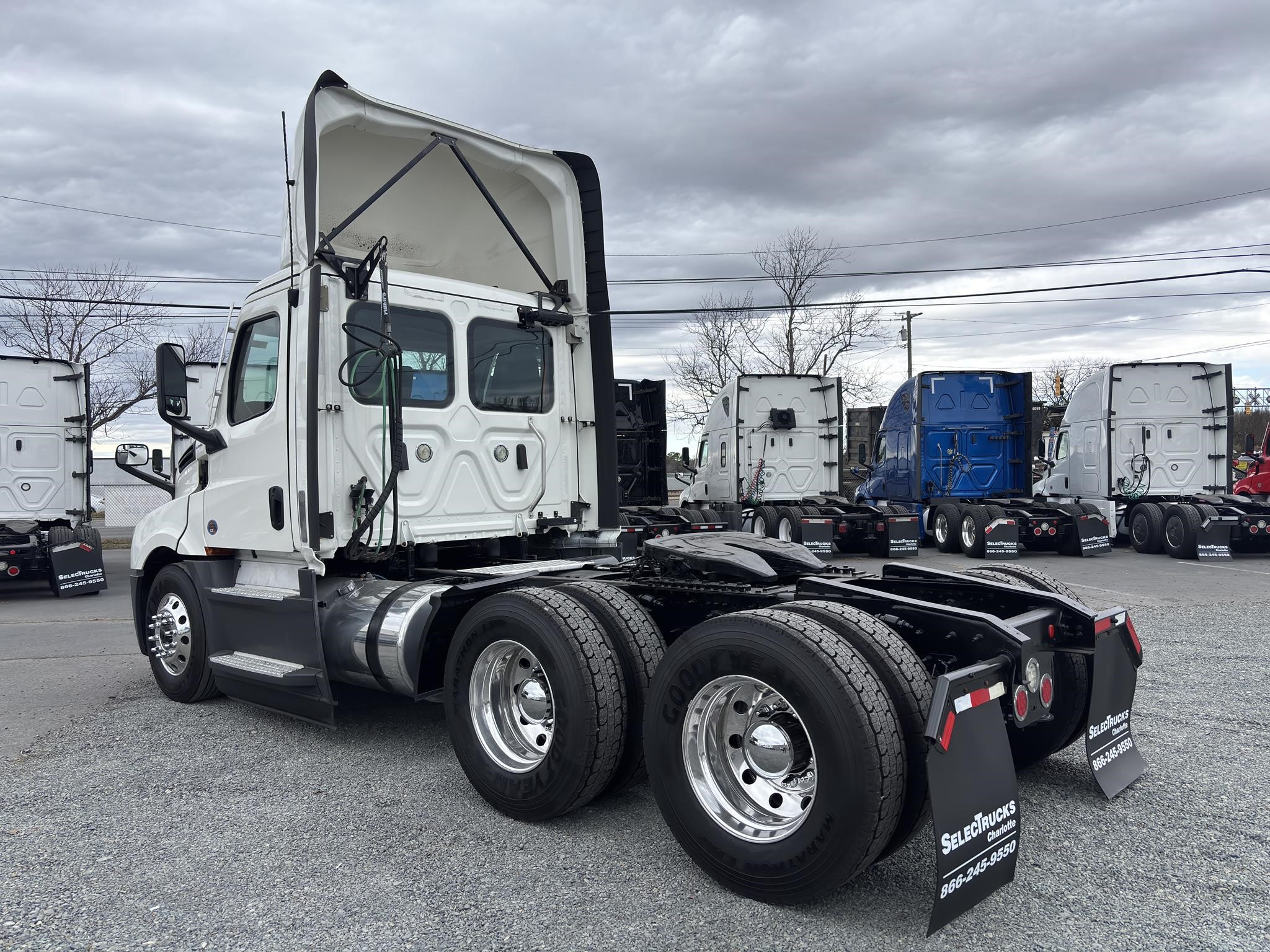 2021 Freightliner Cascadia in Charlotte, NC — photo 8