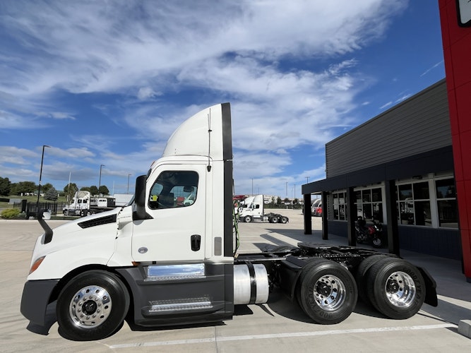 2020 Freightliner Cascadia 126" Day cab photo 2