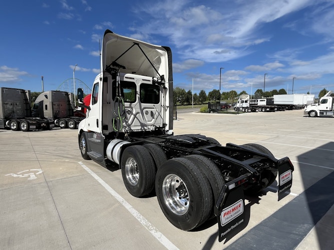 2020 Freightliner Cascadia 126" Day cab photo 4