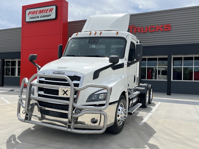 2021 Freightliner Cascadia 126" Day cab photo 2