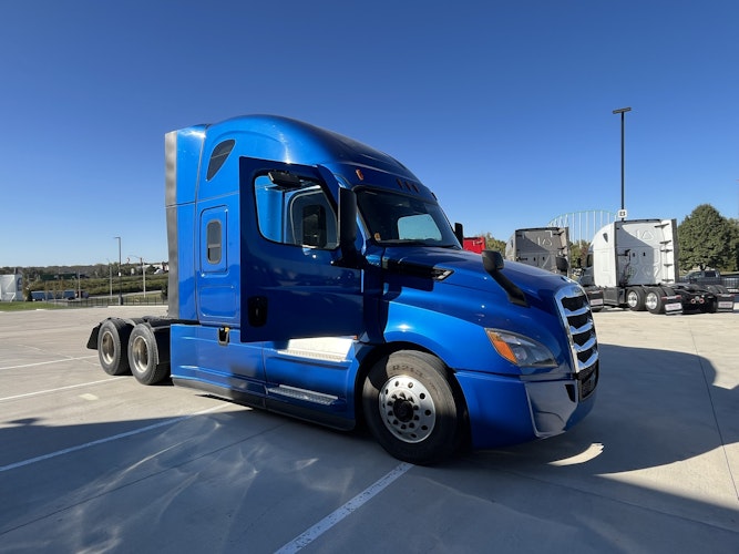 2021 Freightliner Cascadia 126" Sleeper Cab photo 2