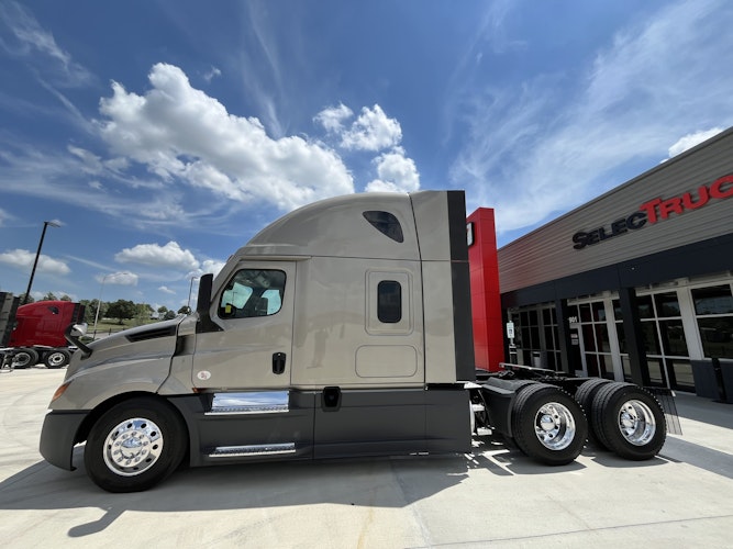 2023 Freightliner Cascadia 126" Sleeper Cab photo 4