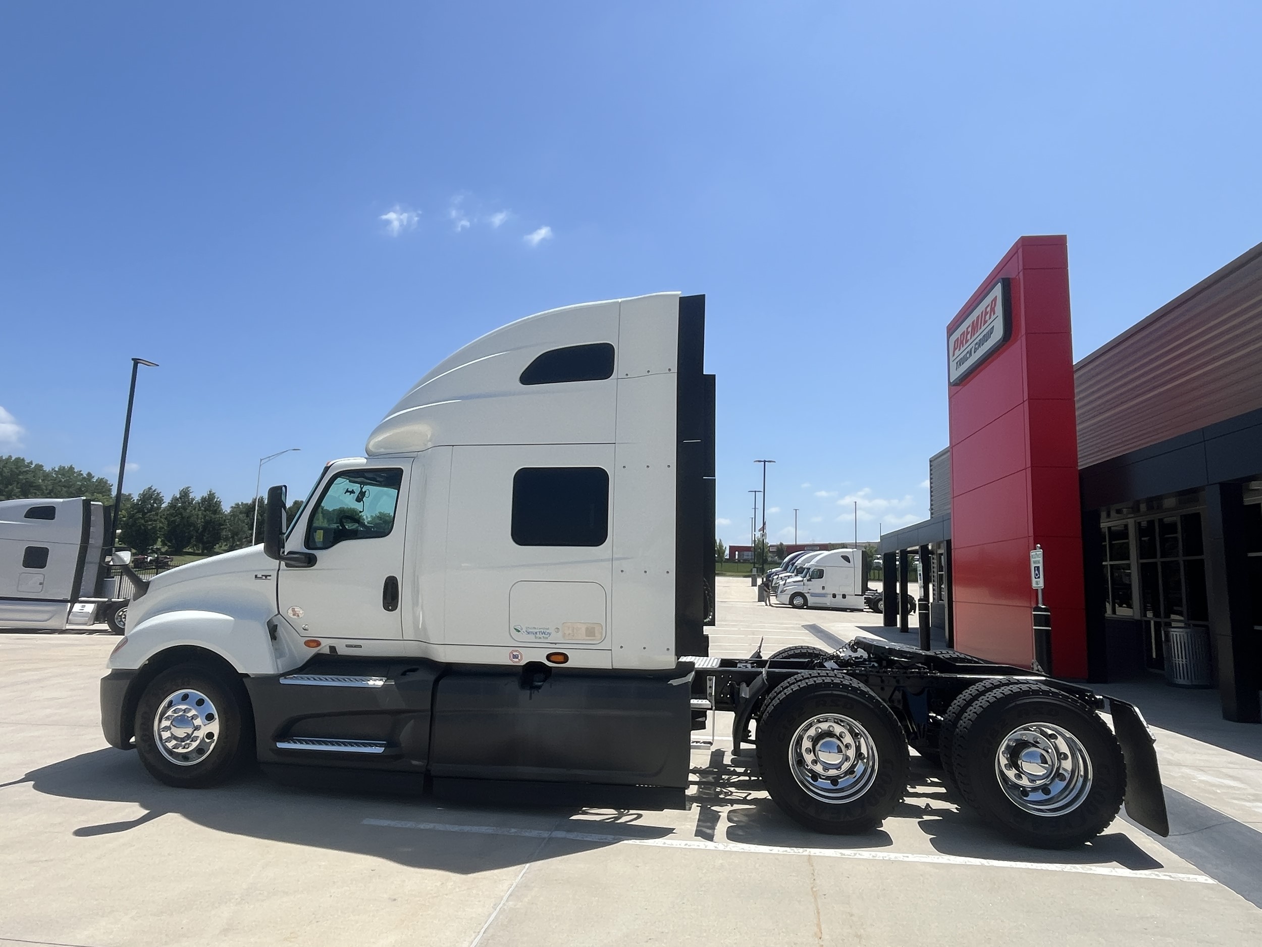 2022 International LT — photo 2