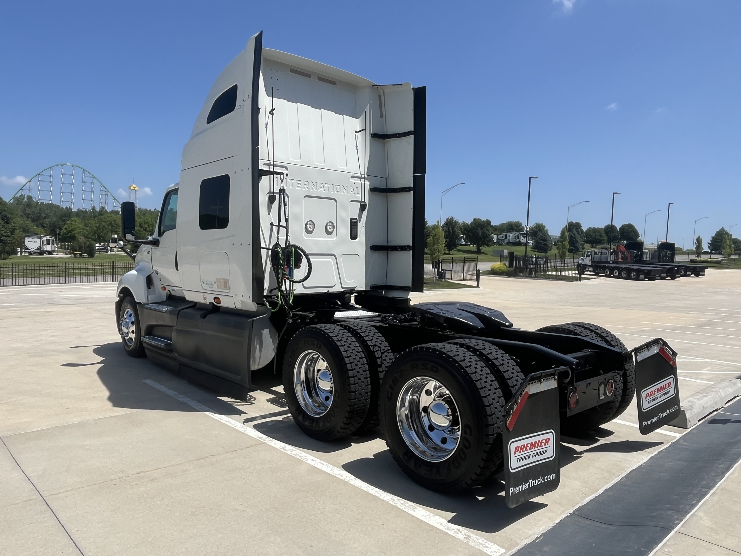 2022 International LT — photo 3