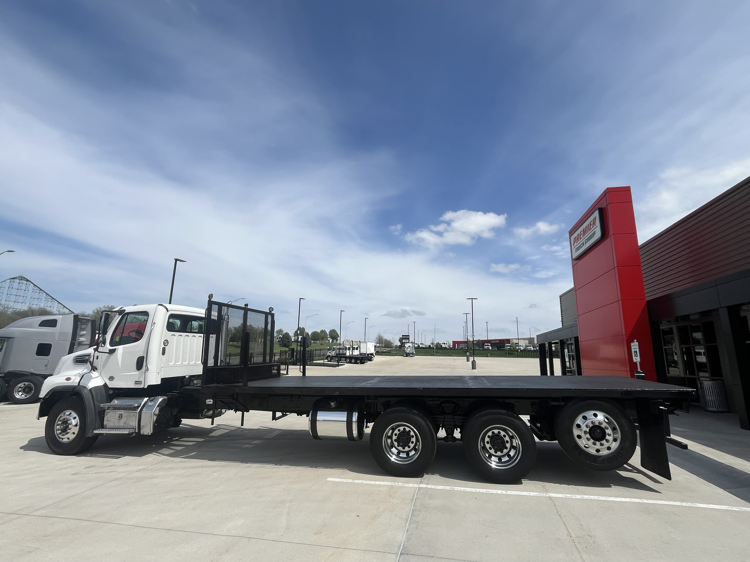 2017 Freightliner 114SD — photo 2