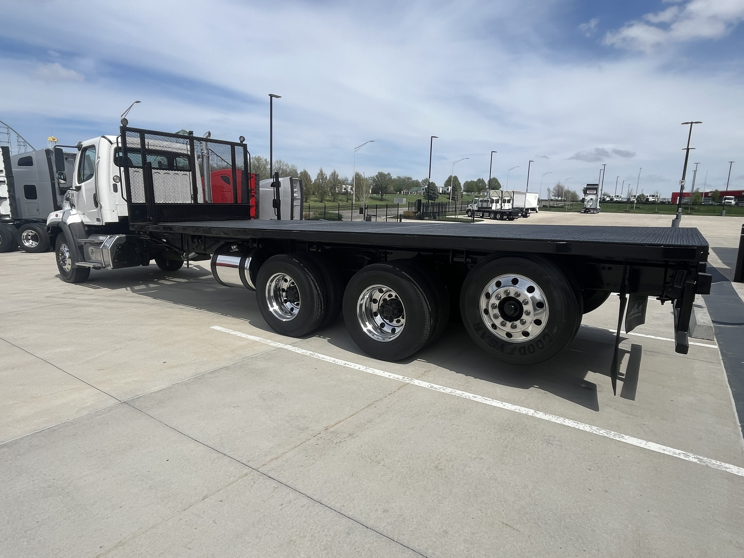 2017 Freightliner 114SD — photo 3