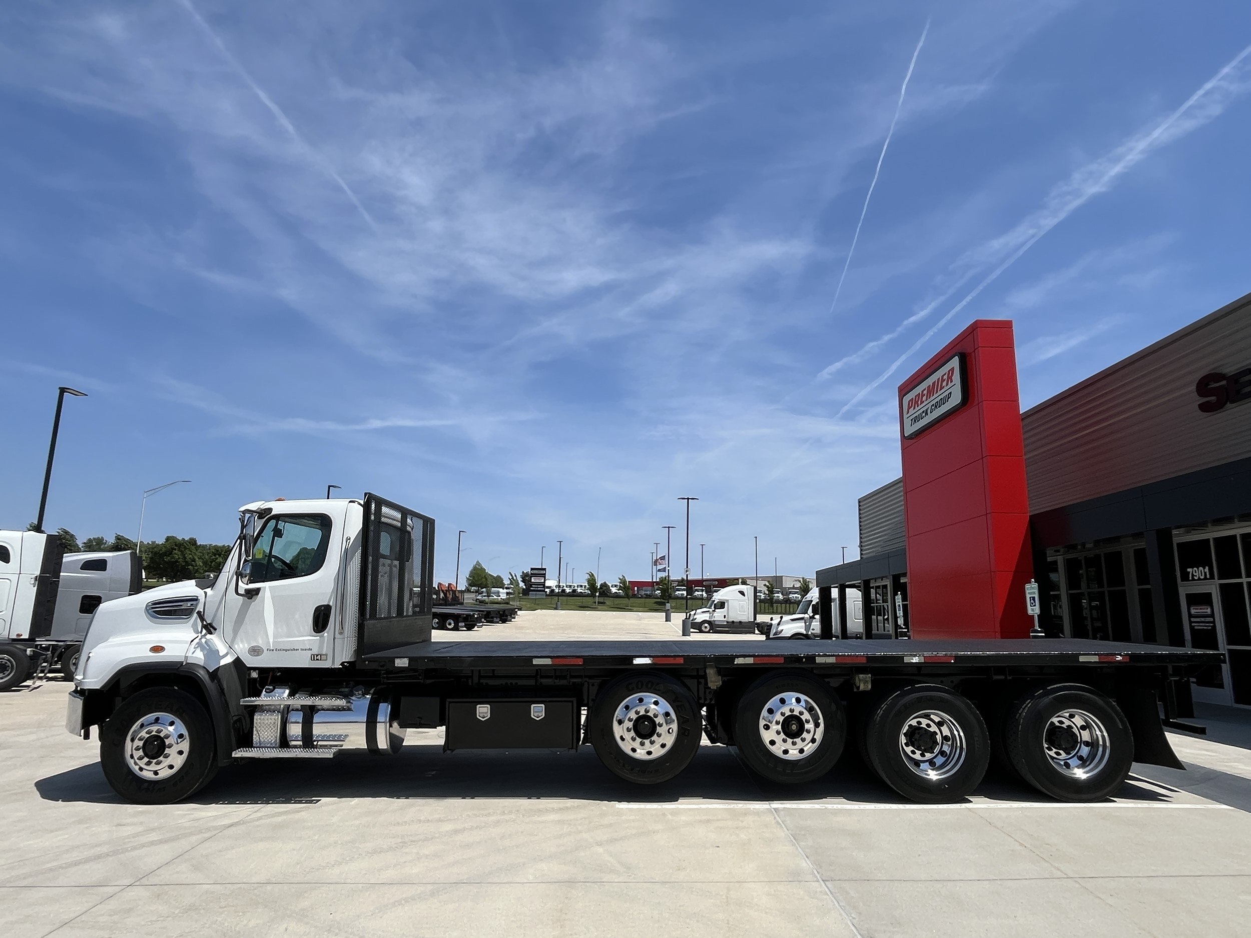 2019 Freightliner 114SD — photo 2