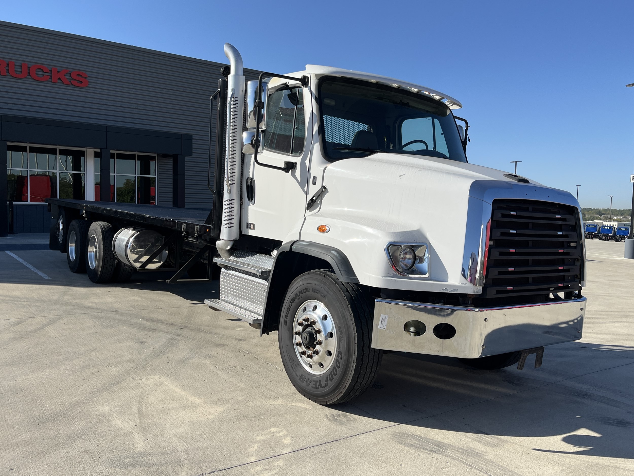 2017 Freightliner 114SD — photo 2