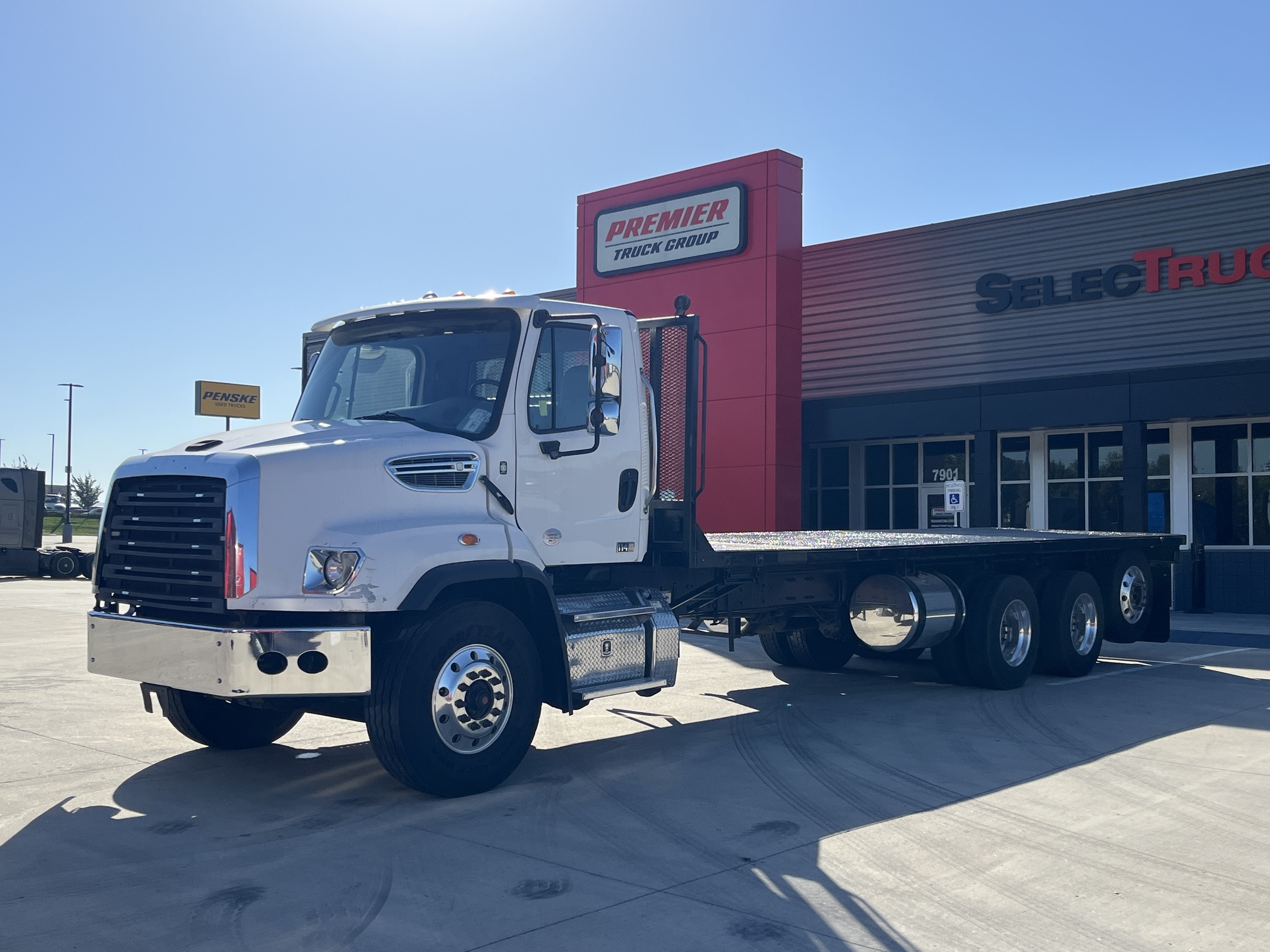 2017 Freightliner 114SD — photo 4
