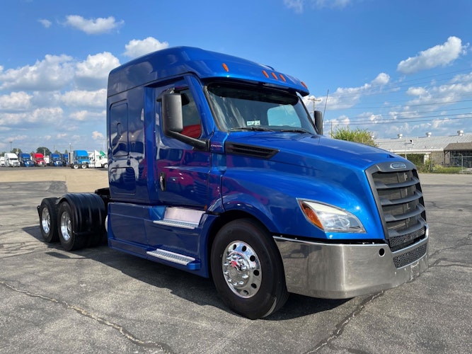2022 Freightliner Cascadia 126" Sleeper Cab photo 3