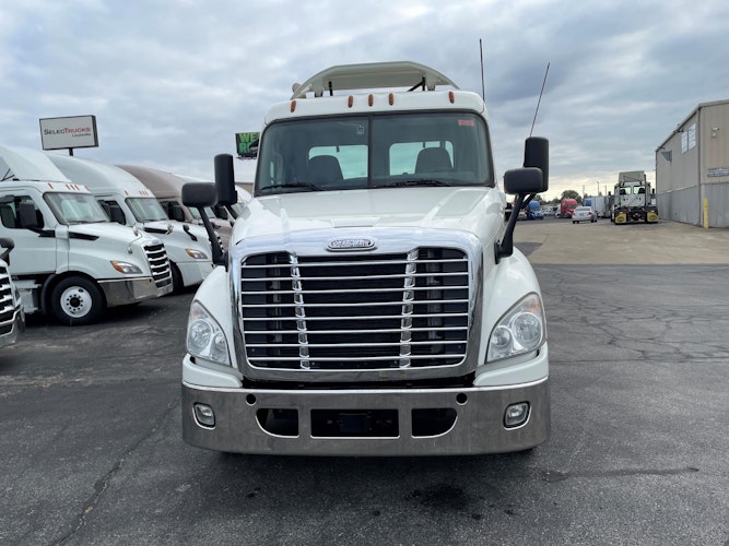 2019 Freightliner Cascadia 125" Sleeper Cab photo 2