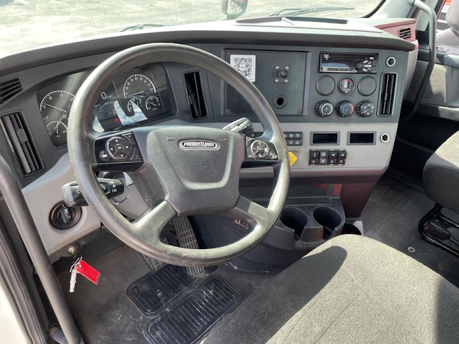 2020 Freightliner Cascadia 126" Day cab photo 4