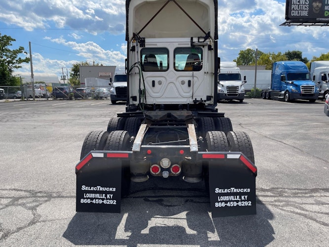 2020 Freightliner Cascadia 126" Day cab photo 3
