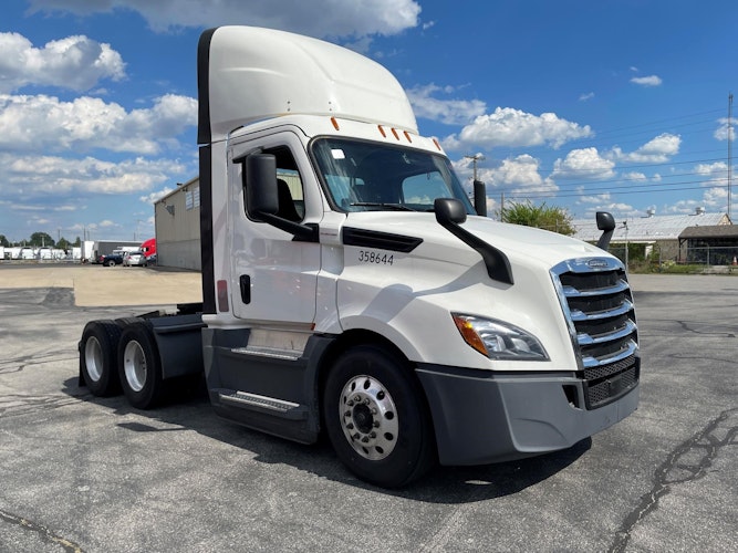 2020 Freightliner Cascadia 126" Day cab photo 2