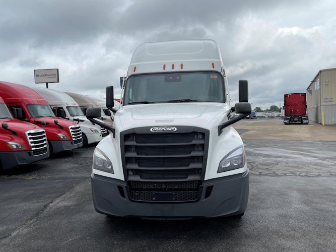 2021 Freightliner Cascadia 126" Sleeper Cab photo 2