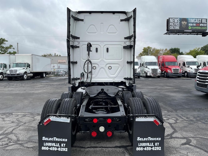 2021 Freightliner Cascadia 126" Sleeper Cab photo 4