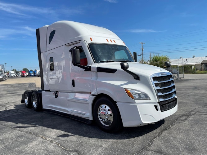 2021 Freightliner Cascadia 126" Sleeper Cab photo 2
