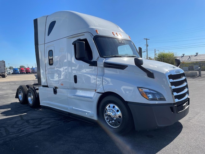 2021 Freightliner Cascadia 126" Sleeper Cab photo 2