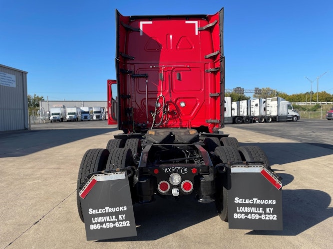 2022 Freightliner Cascadia 126" Sleeper Cab photo 2