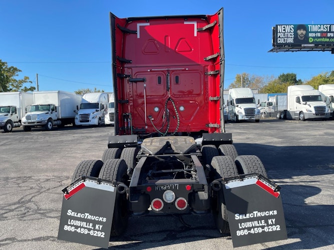 2022 Freightliner Cascadia 126" Sleeper Cab photo 3
