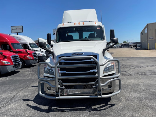 2021 Freightliner Cascadia 126" Day cab photo 2