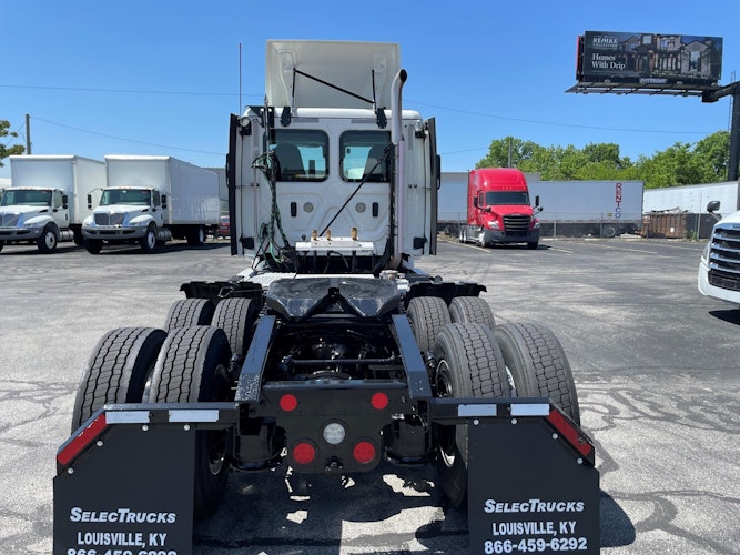 2021 Freightliner Cascadia 126" Day cab photo 4