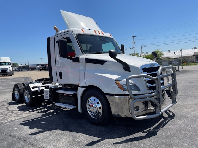 2021 Freightliner Cascadia 126" Day cab photo 3