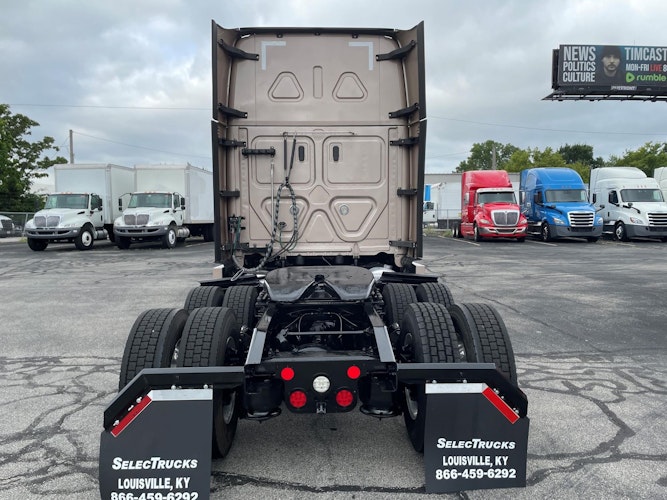 2022 Freightliner Cascadia 126" Sleeper Cab photo 4