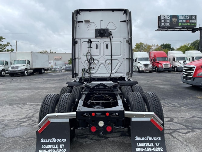 2021 Freightliner Cascadia 126" Sleeper Cab photo 2