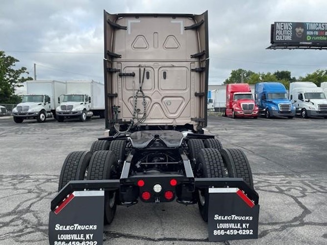 2022 Freightliner Cascadia 126" Sleeper Cab photo 4