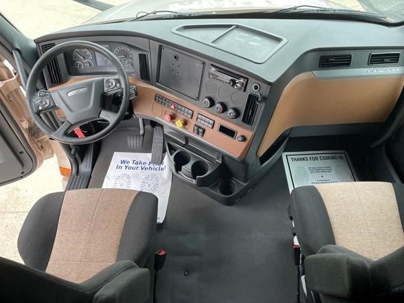 2022 Freightliner Cascadia in Louisville, KY — photo 6