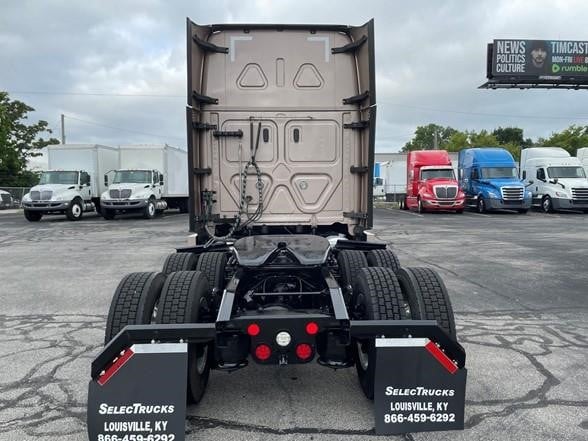 2022 Freightliner Cascadia in Louisville, KY — photo 4
