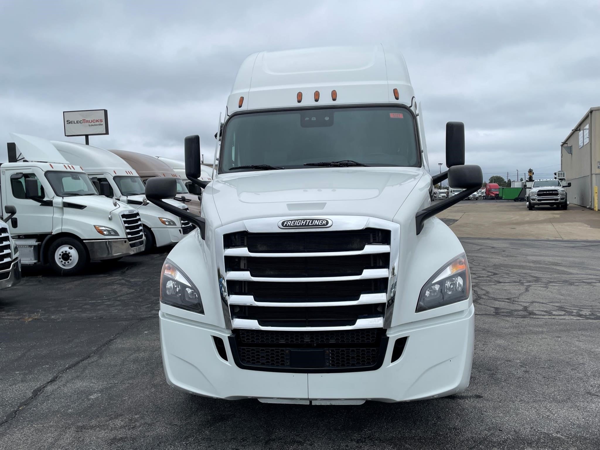 2021 Freightliner Cascadia in Louisville, KY — photo 3