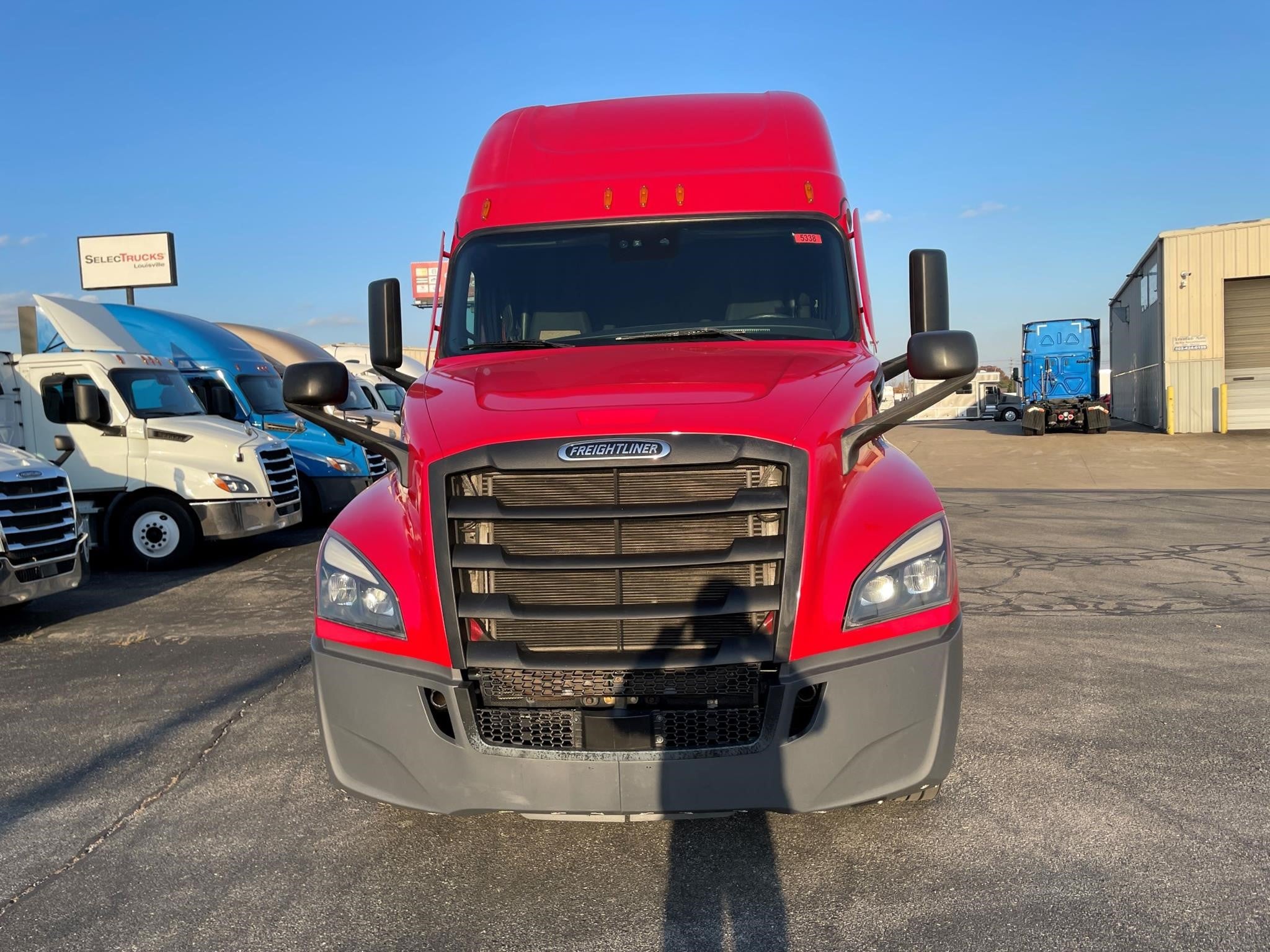 2021 Freightliner Cascadia in Louisville, KY — photo 2