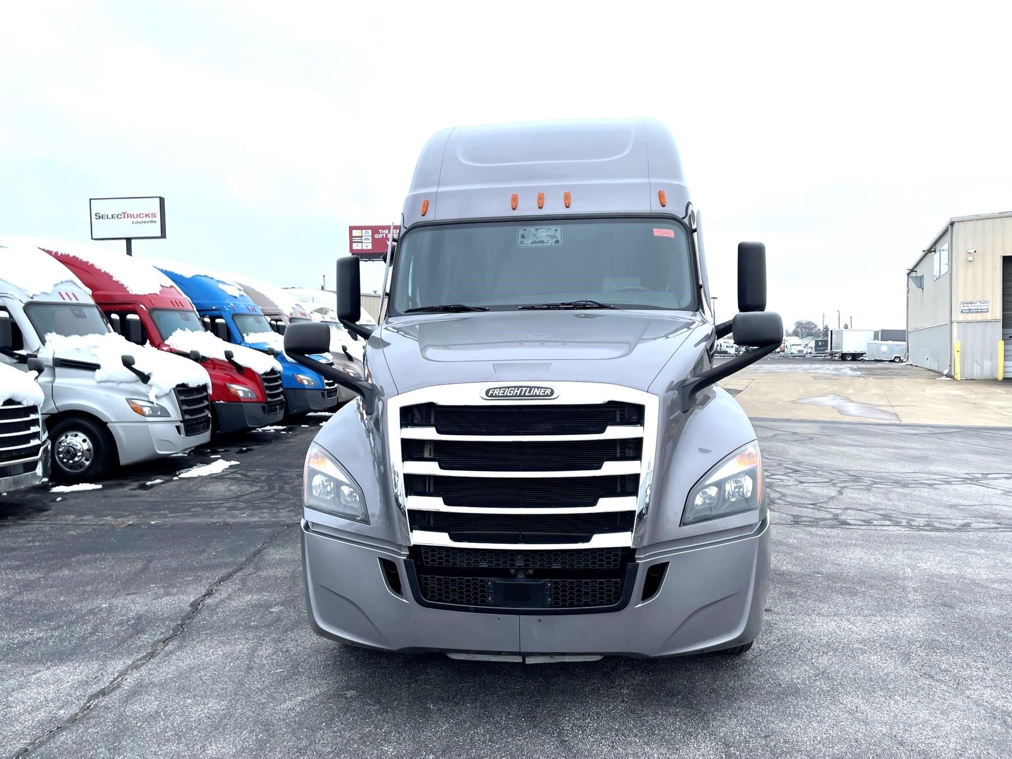 2021 Freightliner Cascadia in Louisville, KY — photo 2