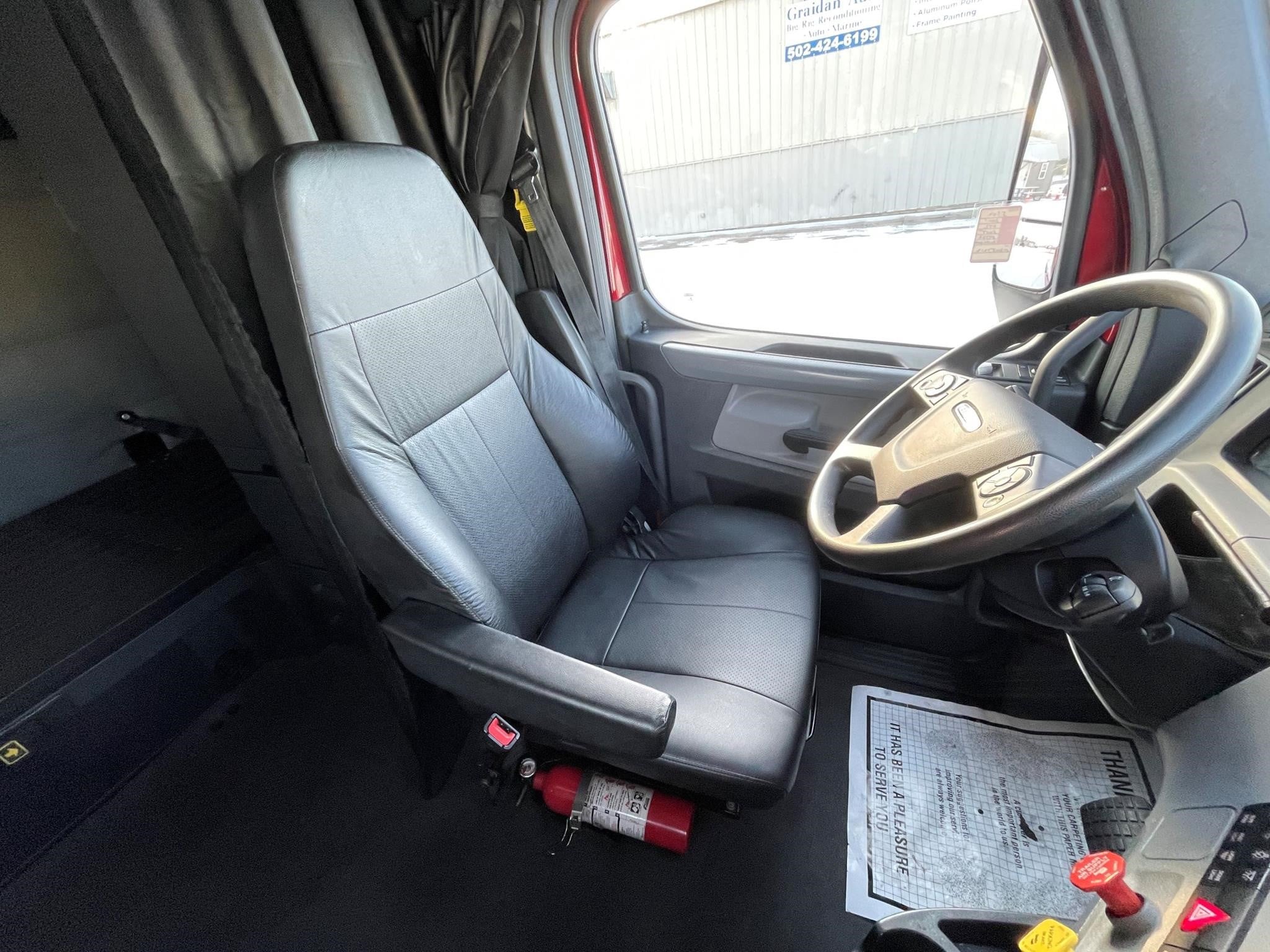 2021 Freightliner Cascadia in Louisville, KY — photo 4