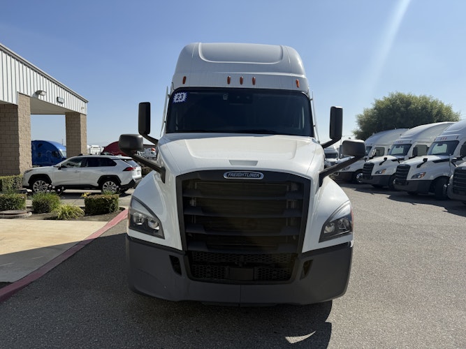 2023 Freightliner Cascadia 126" Sleeper Cab photo 2