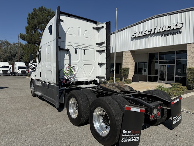 2023 Freightliner Cascadia 126" Sleeper Cab photo 4
