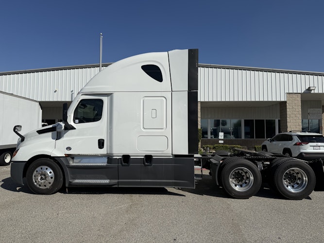 2023 Freightliner Cascadia 126" Sleeper Cab photo 3