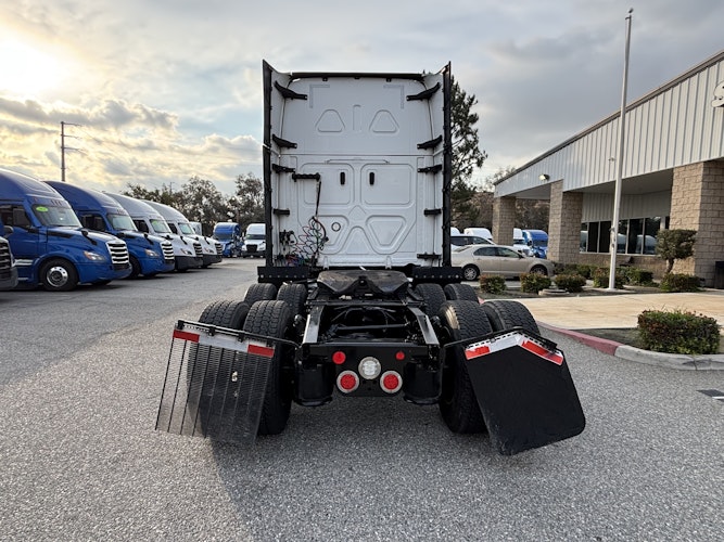 2023 Freightliner Cascadia 126" Sleeper Cab photo 2