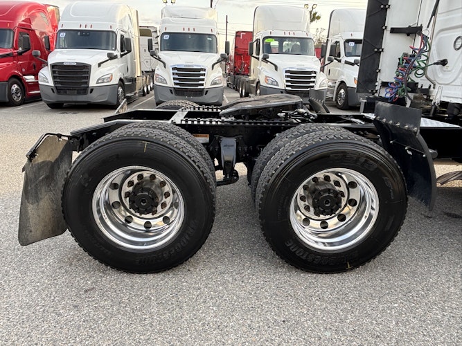 2023 Freightliner Cascadia 126" Sleeper Cab photo 3