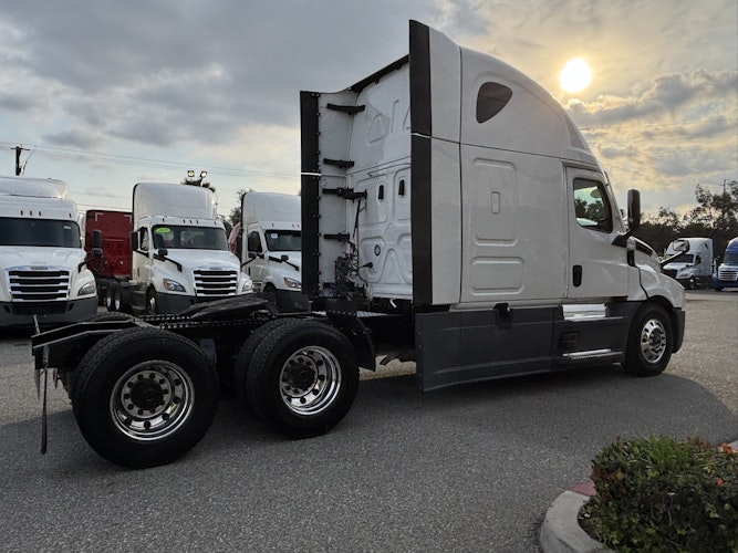 2023 Freightliner Cascadia 126" Sleeper Cab photo 4
